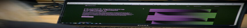 一位女士坐在电脑前，屏幕打开，屏幕显示紫色和绿色